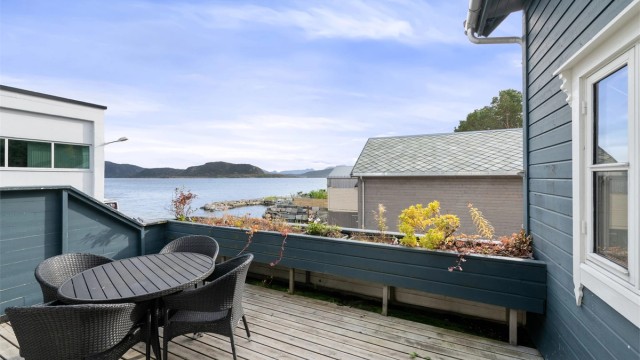 Terrasse i hovedetasjen med innfelte blomsterkasser