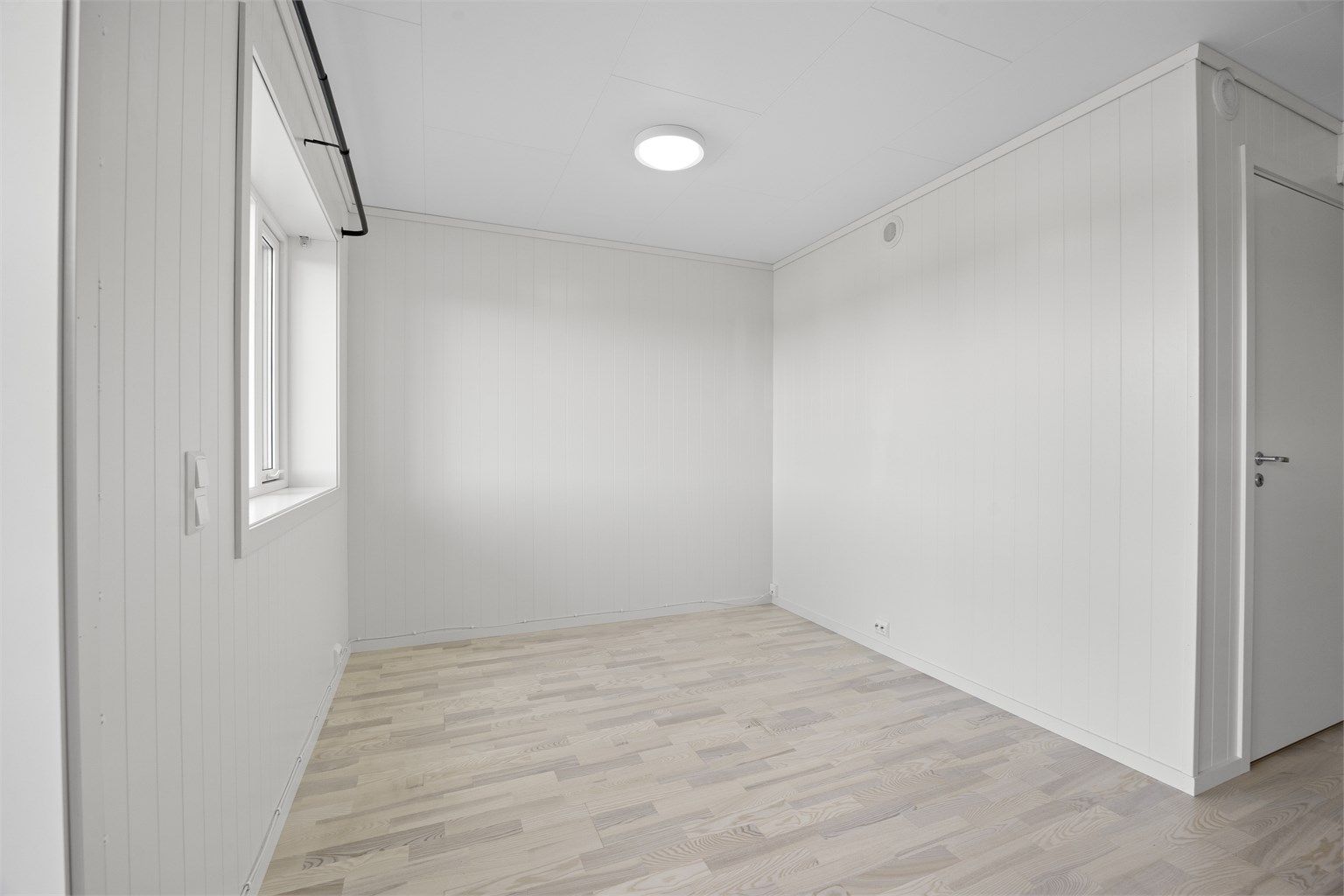 Soverommet har god plass langs veggen for garderobeløsning.