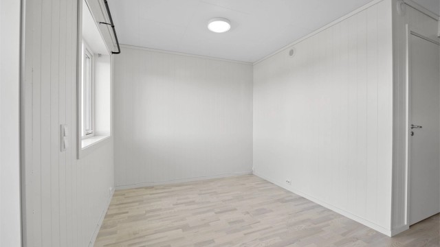 Soverommet har god plass langs veggen for garderobeløsning.