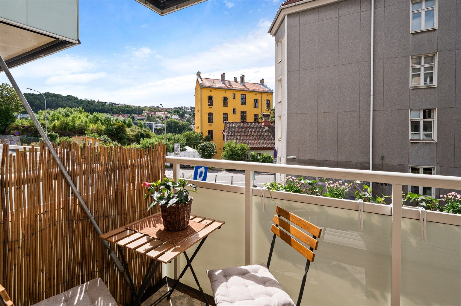 Velkommen ut i solen! Fra stuen kommer man ut til boligens vestvendte balkong på ca. 5 m². Om sommeren brukes balkongen som en del av stuen.