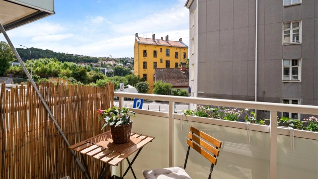 Velkommen ut i solen! Fra stuen kommer man ut til boligens vestvendte balkong på ca. 5 m². Om sommeren brukes balkongen som en del av stuen.