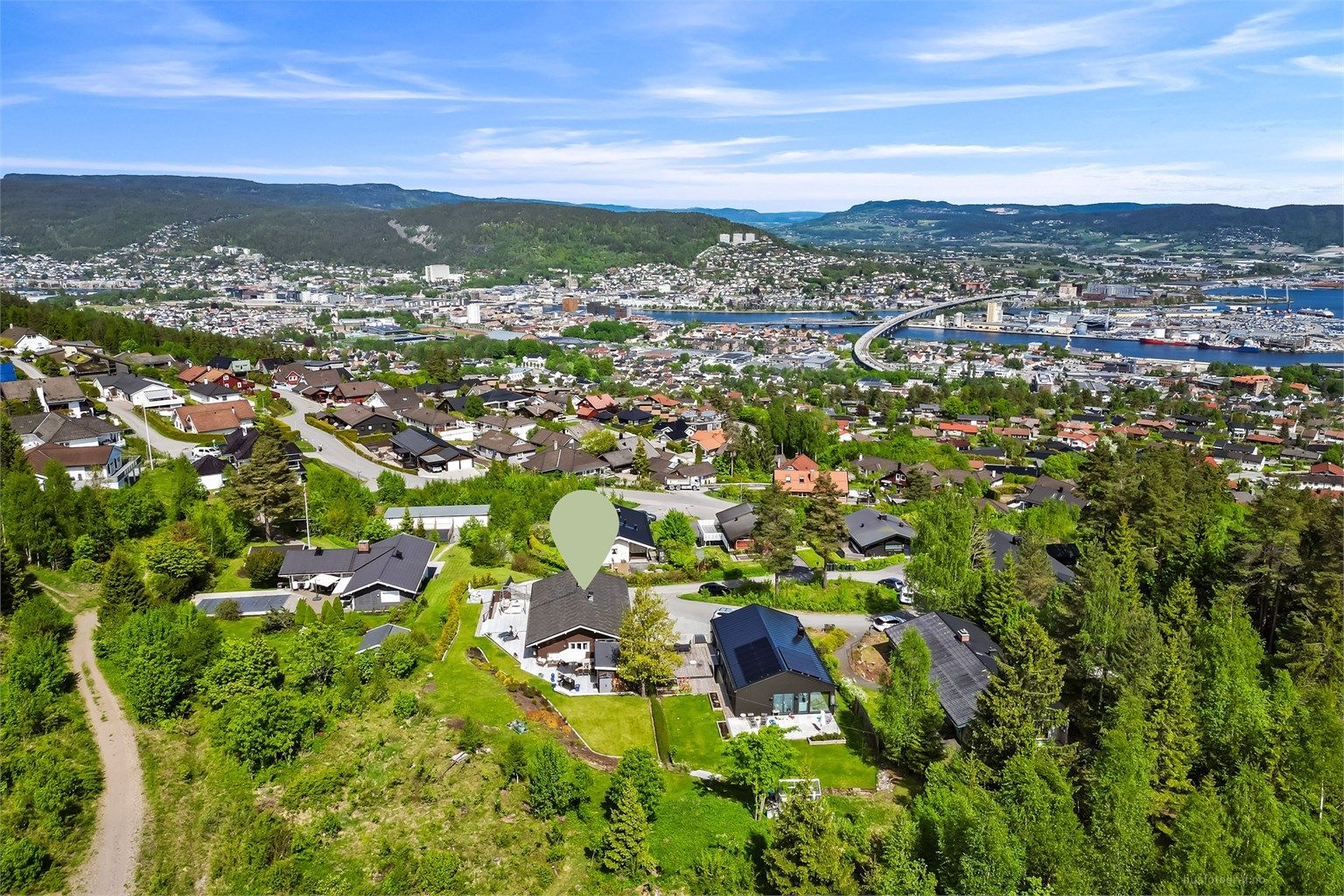 Eiendommen ligger fredfullt til øverst i skogkanten, uten gjennomgangstrafikk og med turmuligheter rett utenfor døren.
Foto: Haiman Askari