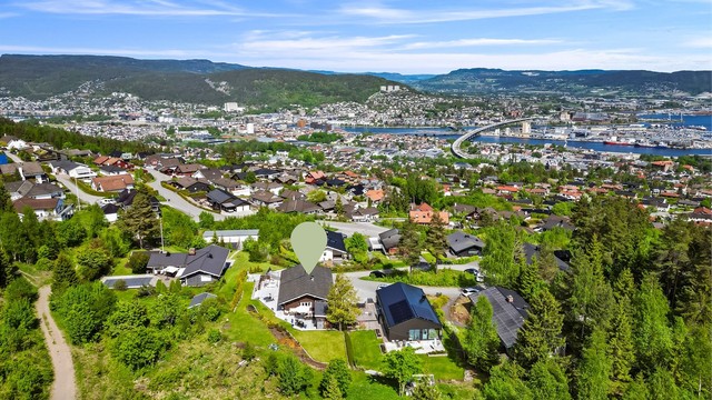 Eiendommen ligger fredfullt til øverst i skogkanten, uten gjennomgangstrafikk og med turmuligheter rett utenfor døren.
Foto: Haiman Askari