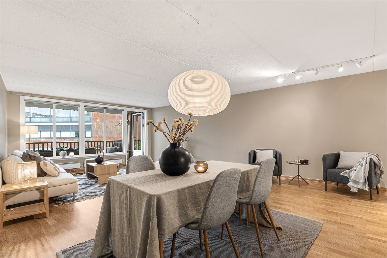 Lys og luftig stue med fleksible møbleringsmuligheter.