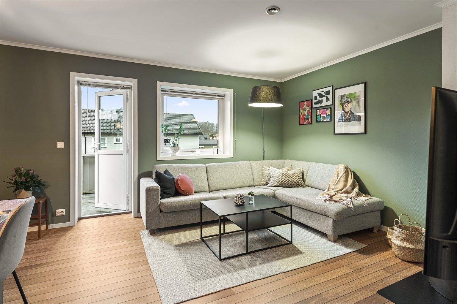 Veggoverflatene er malt i lyse og delikate farger som gir et lunt og moderne preg. Gulvene består hovedsakelig av laminat og belegg, som er både praktiske og stilrene.