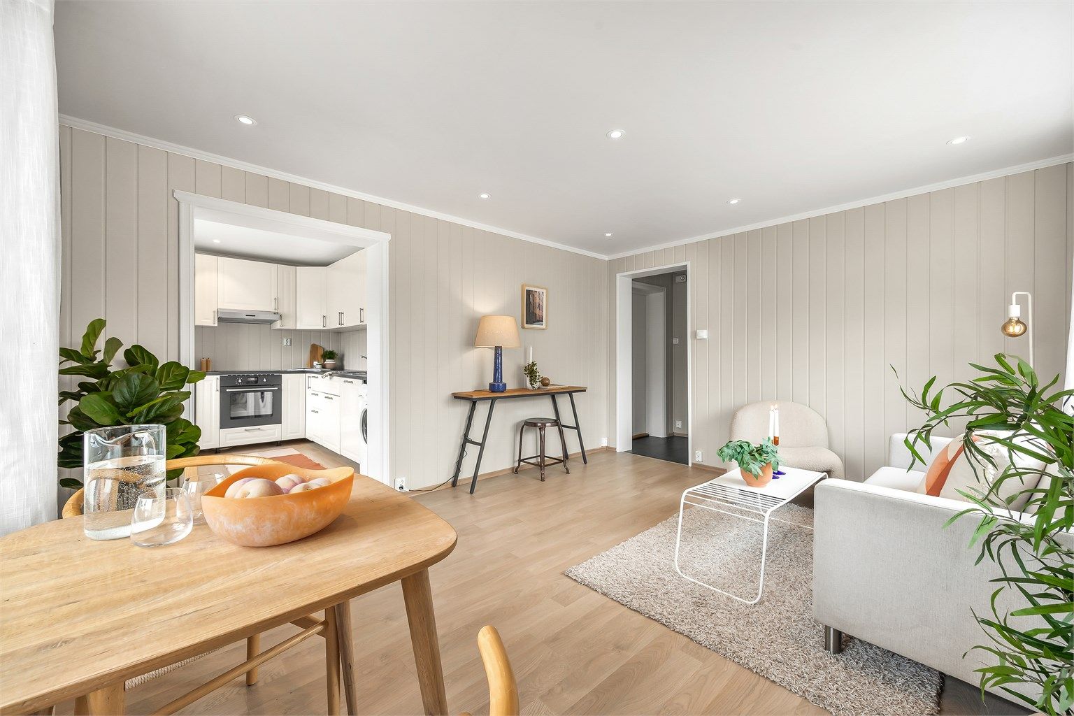 Delåpen løsning mot kjøkkenet.