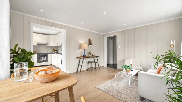 Delåpen løsning mot kjøkkenet.