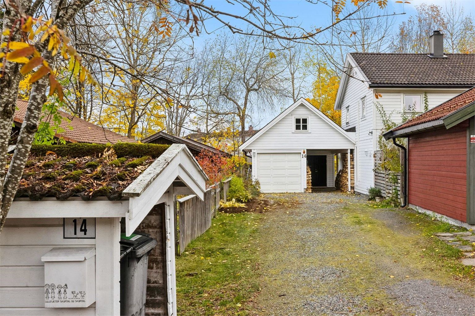 Skjermet og privat uteområde ved inngangspartiet.