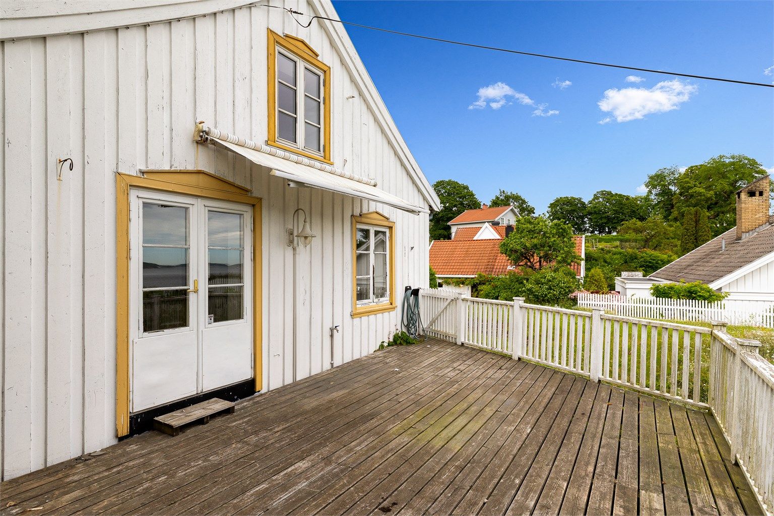 Terrassen er sydvendt og ligger utenfor stua. Herfra er det fantastisk utsikt utover sjøen.