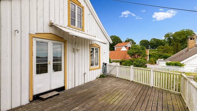 Terrassen er sydvendt og ligger utenfor stua. Herfra er det fantastisk utsikt utover sjøen.