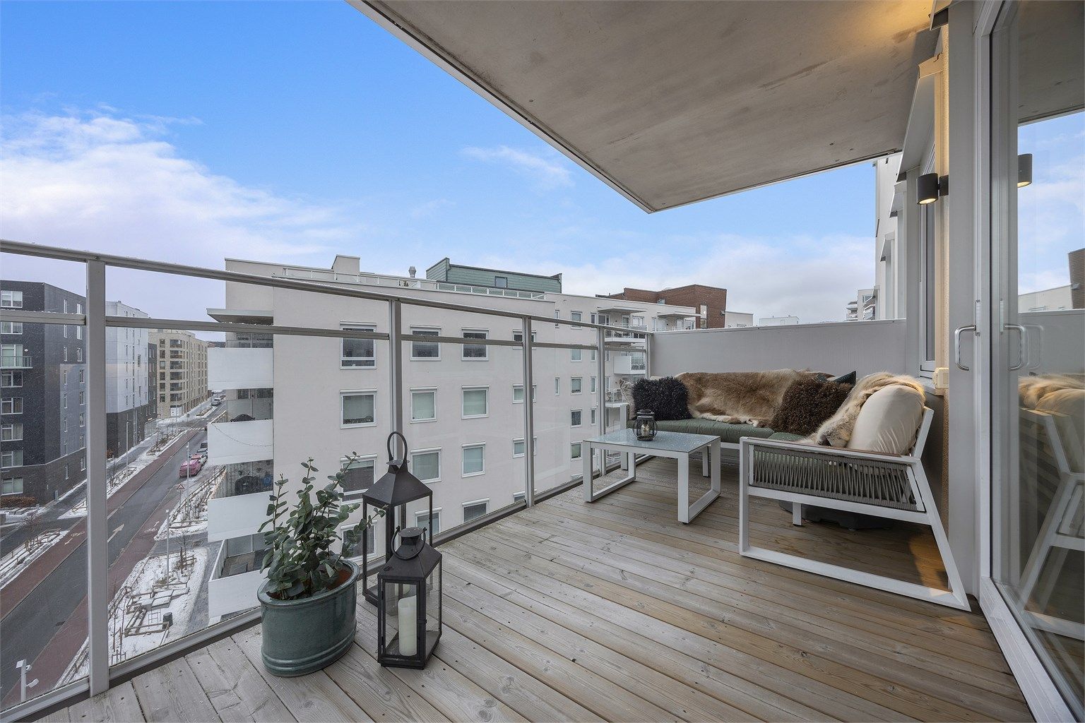 Her er det gode solforhold, perfekt for å nyte årets varmere dager i eget hjem. Det er lagt terrassebord i impregnert treverk. Belysning og stikkontakter. Rekkverk i stål med innfelte glassplater.