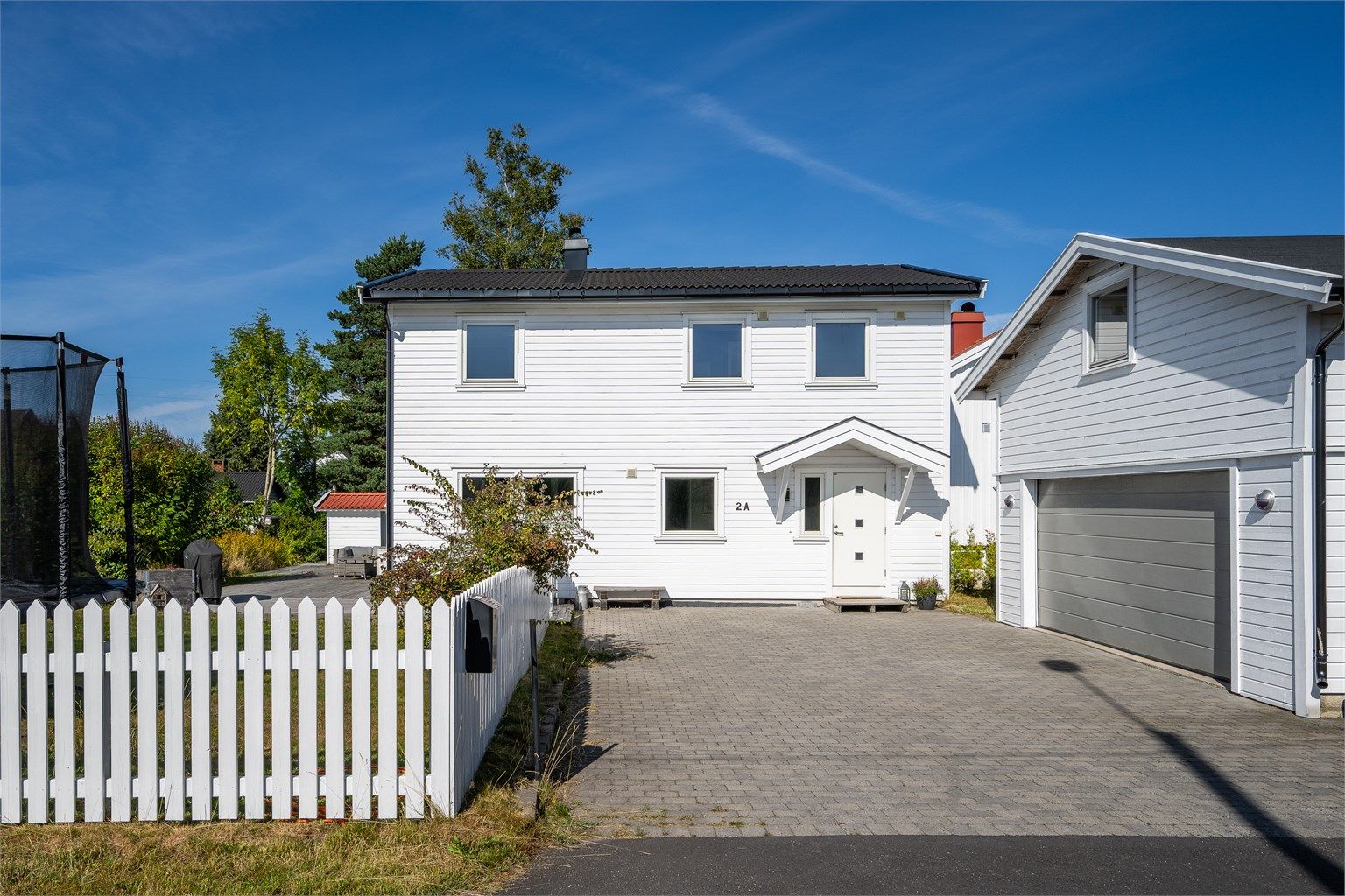 Stor, frittstående dobbelgarasje fra 2010 med lagringsplass på øvre plan og elbillader.
Foto: Fotofinish AS