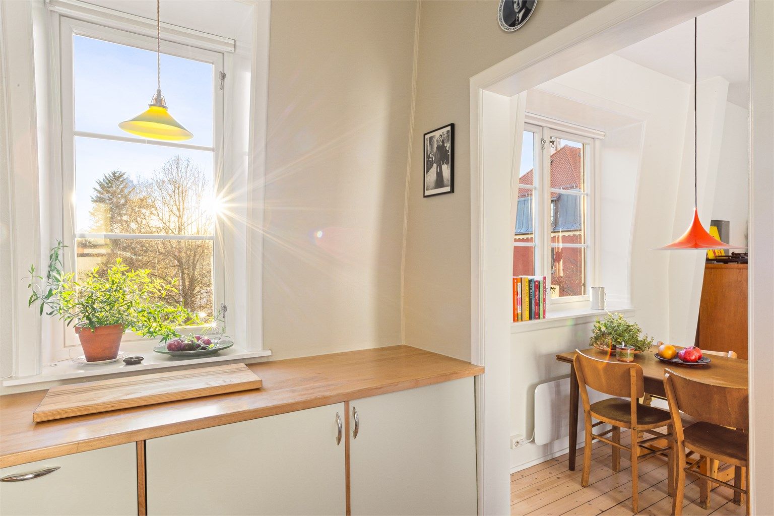 Den delvis åpne løsningen mot stuen gjør kjøkkenet til en sosial sone