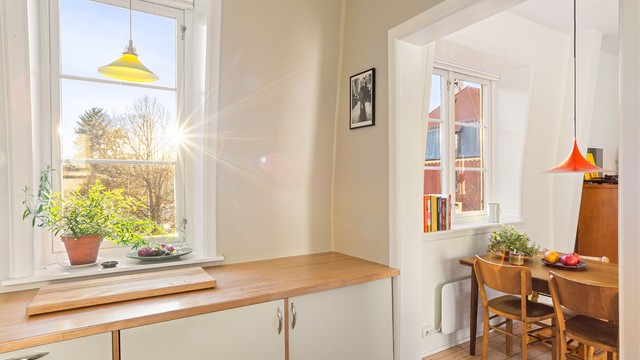 Den delvis åpne løsningen mot stuen gjør kjøkkenet til en sosial sone