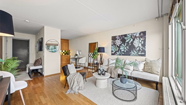 Oppholdsrommet er romslig med plass til både sofagruppe og spisebord.