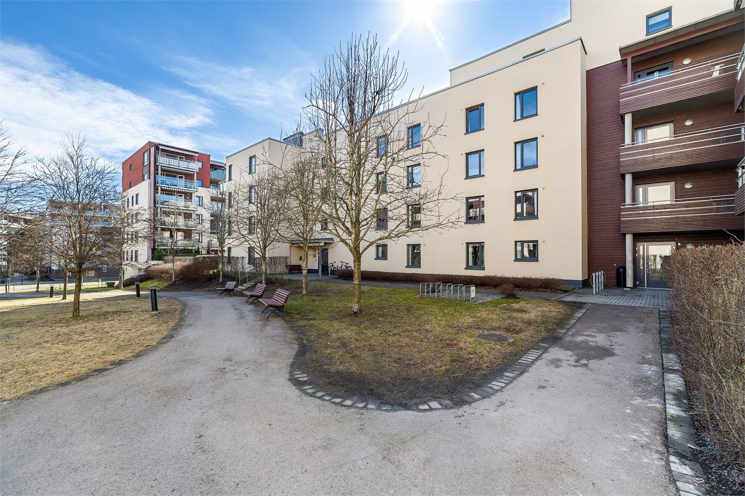 Velholdte fellesarealer med internstier og benker. Bussholdeplassen Vallerudveien er kun en kort spasertur unna.
