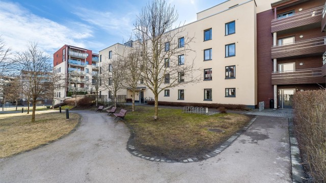 Velholdte fellesarealer med internstier og benker. Bussholdeplassen Vallerudveien er kun en kort spasertur unna.
