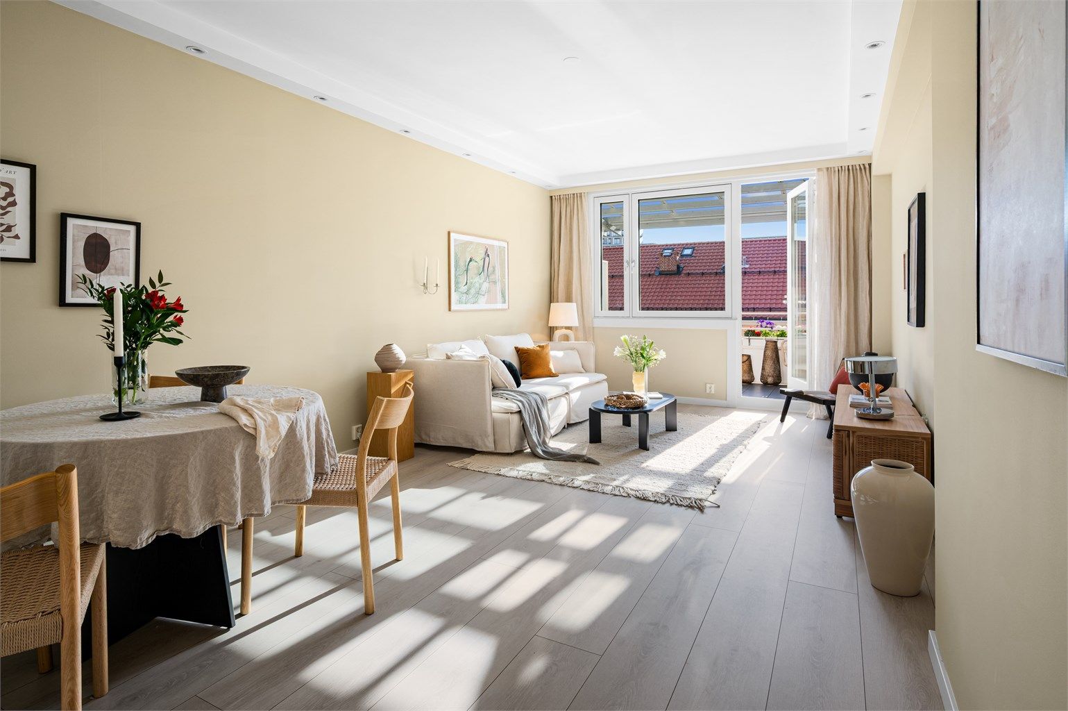 Tiltalende og moderne stue med en lys og luftig romfølelse.