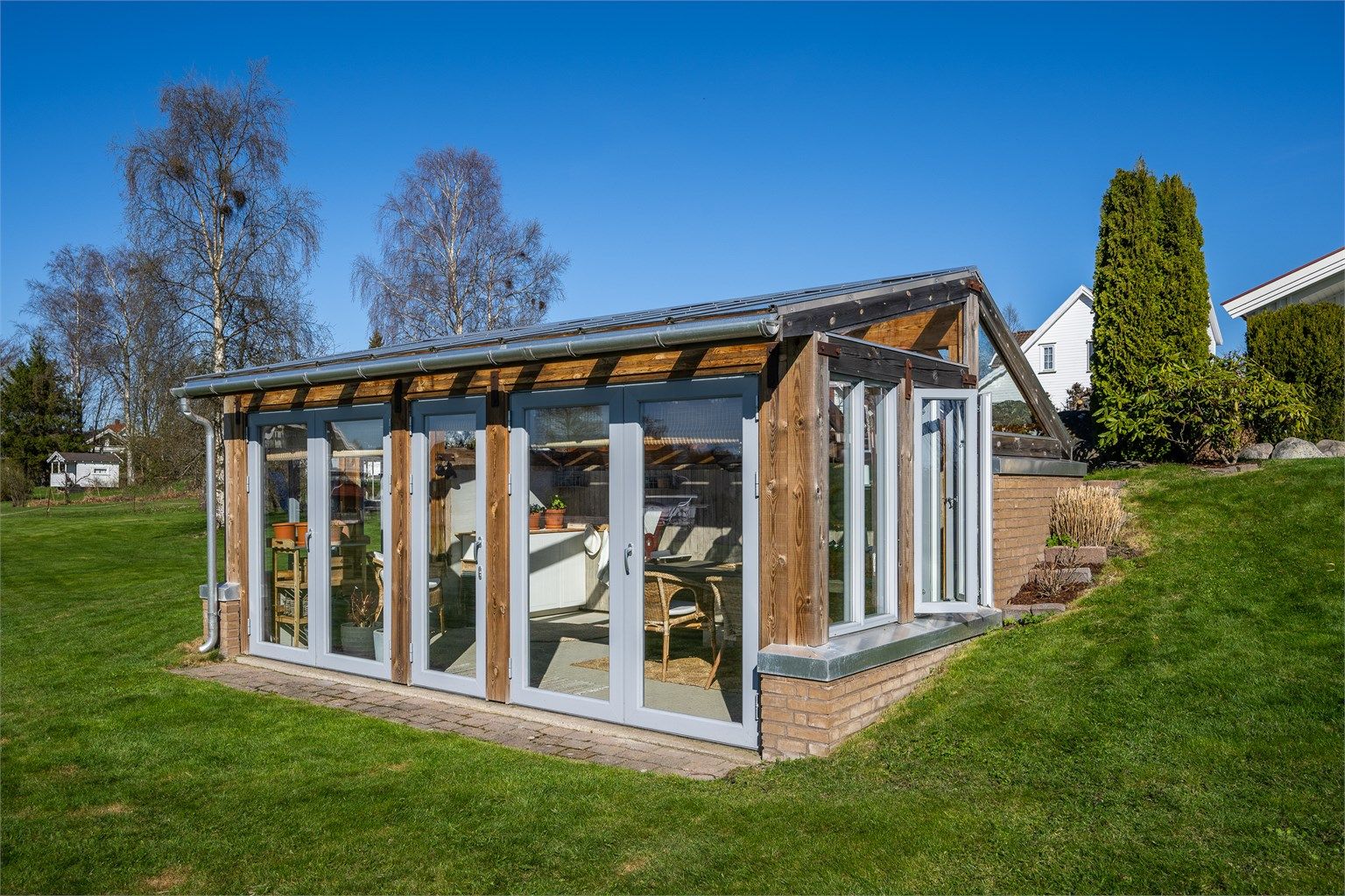 Hagestuen er plassert usjenert til på den store tomten.