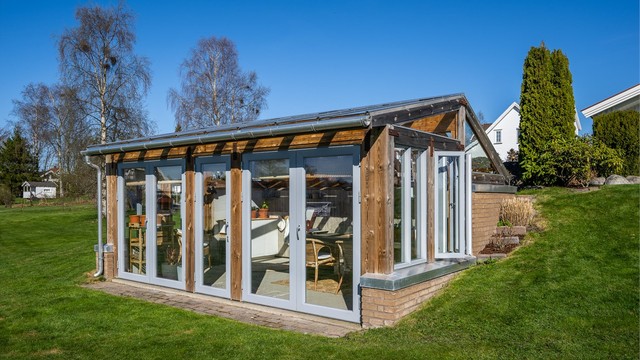 Hagestuen er plassert usjenert til på den store tomten.