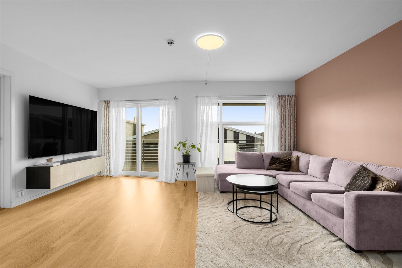 Dette er en flott 3-roms beliggende i byggets 2. etasje med heisadkomst. 