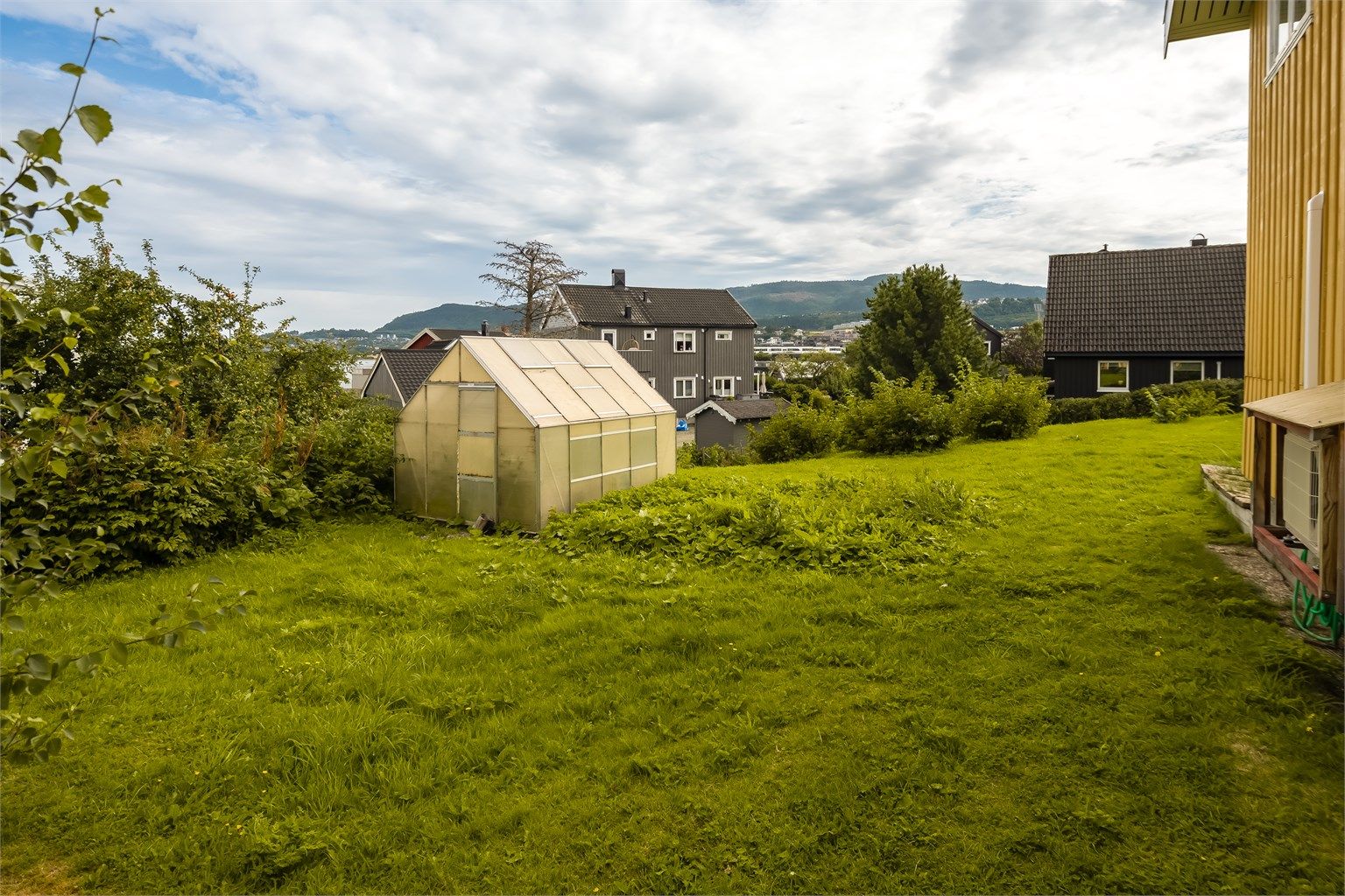 Tomten måler romslige 1 154 m2 og er pent opparbeidet med diverse beplantninger og plenareal. 