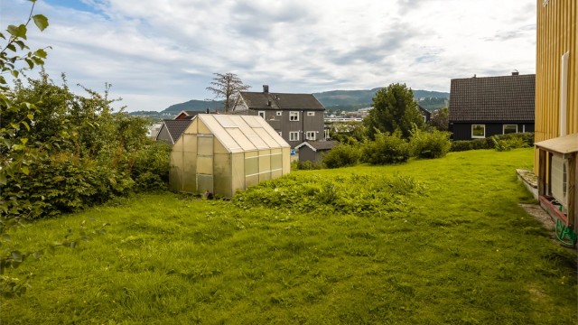 Tomten måler romslige 1 154 m2 og er pent opparbeidet med diverse beplantninger og plenareal.
