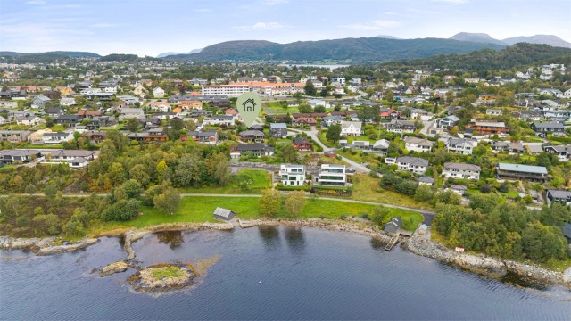 Eiendommen ligger attraktivt til med kort avstand til både sjøen og servicetilbud.
Foto: Stian Wiik