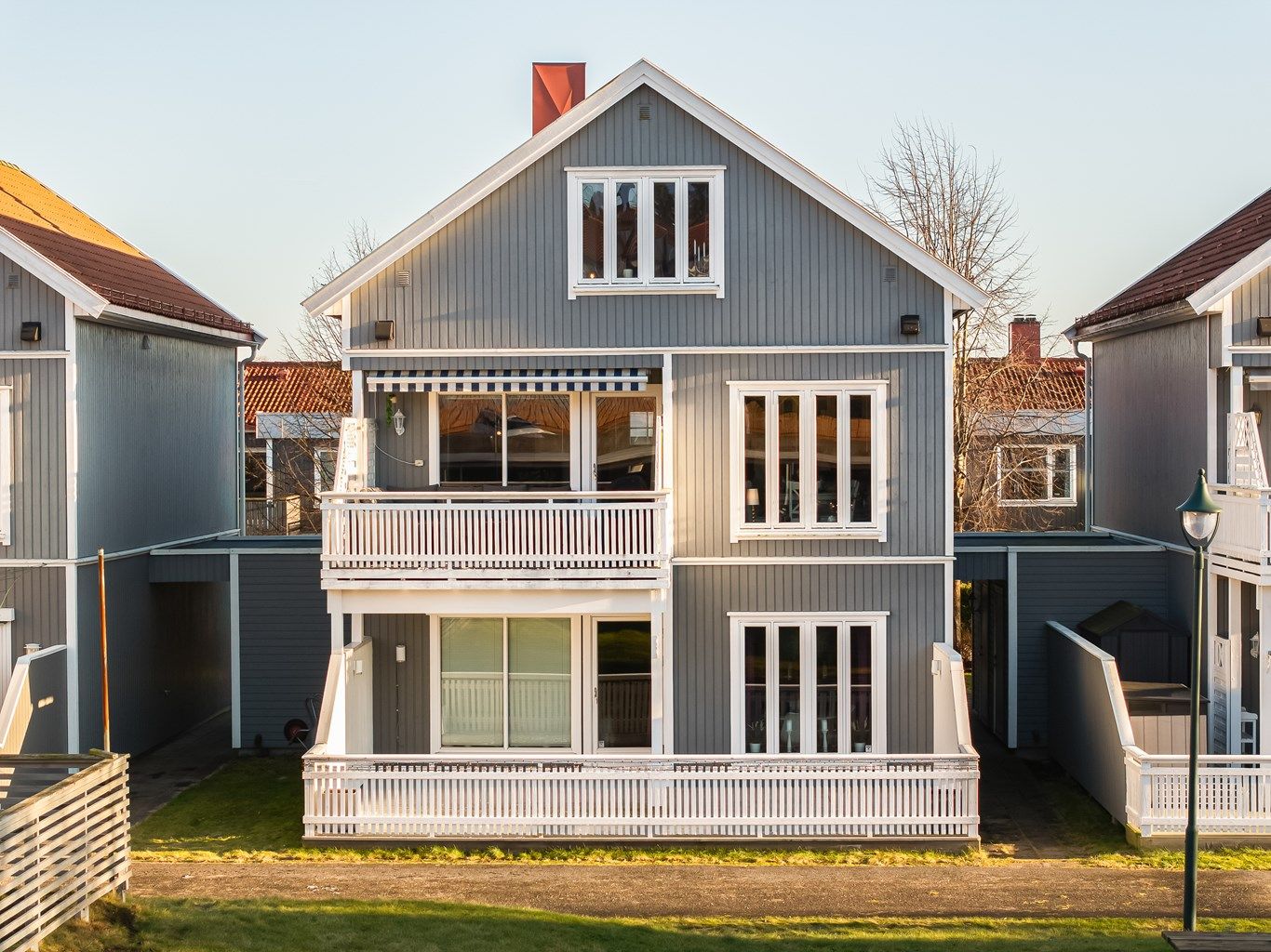 Uterom på begge sider av boligen gir tilgang til solen dagen gjennom.