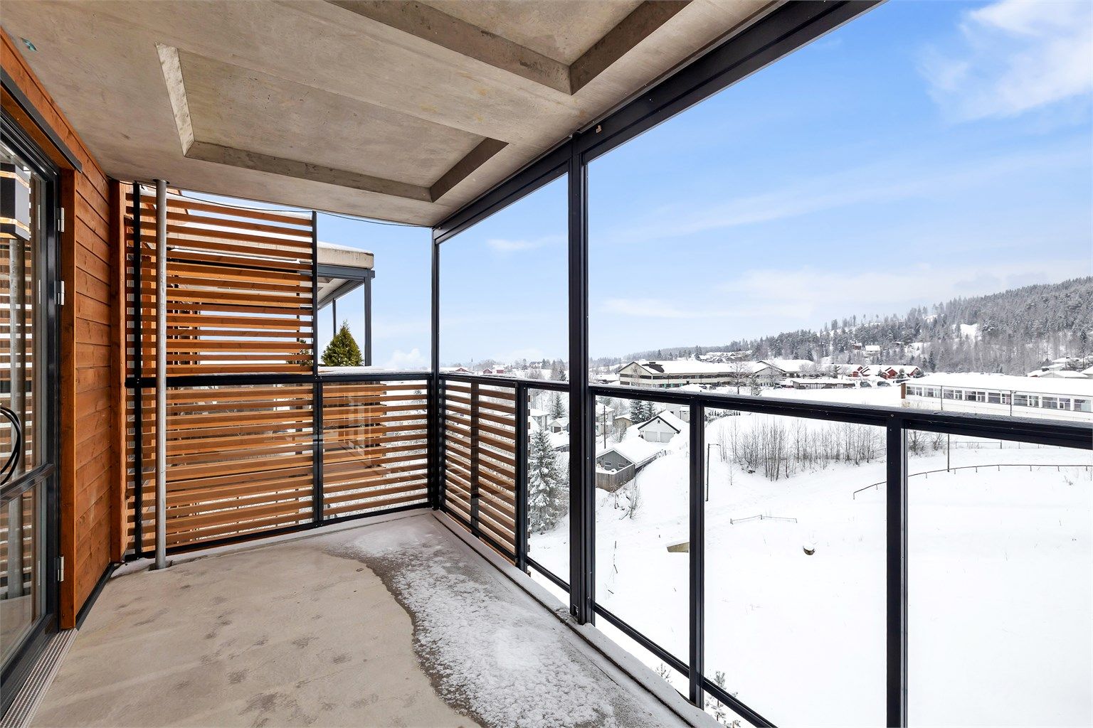 Dette er en strøken og lekker 3-roms toppleilighet med stor solrik balkong, god standard og garasjeplass!