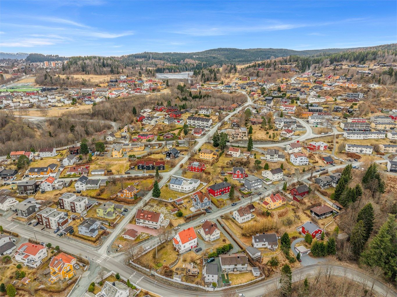 Daglige gjøremål kan enkelt løses i nærområdet, med dagligvarebutikker, treningssentre som 3T og EasyFit, samt servicetilbud i Ila, Ilsvika og på Byåsen. 