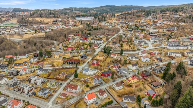 Daglige gjøremål kan enkelt løses i nærområdet, med dagligvarebutikker, treningssentre som 3T og EasyFit, samt servicetilbud i Ila, Ilsvika og på Byåsen.