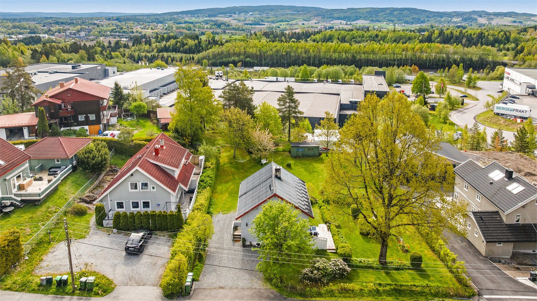 Beliggenheten er praktisk for pendlere, med nærhet til E6 og kort vei til Frogner stasjon.