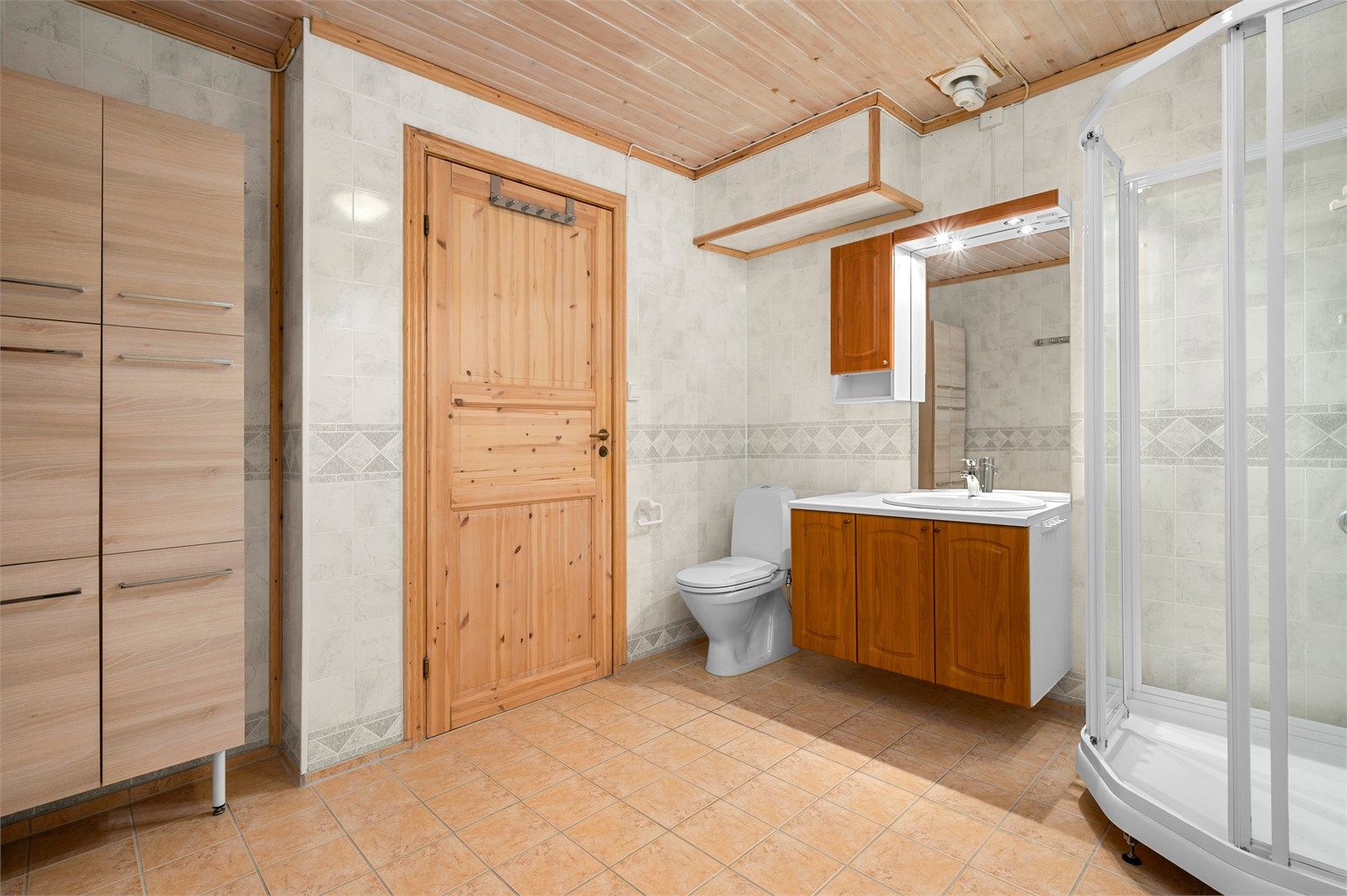 Badet i underetasjen er romslig og funksjonelt, med dusjkabinett, servantinnredning og god plass til oppbevaring. Det er utført faglært arbeid i 2018 av T. Sundseth AS med montering av vannmåler, ny varmtvannstank og nye toalett.