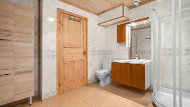 Badet i underetasjen er romslig og funksjonelt, med dusjkabinett, servantinnredning og god plass til oppbevaring. Det er utført faglært arbeid i 2018 av T. Sundseth AS med montering av vannmåler, ny varmtvannstank og nye toalett.