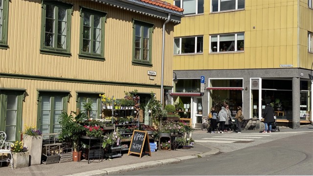 Området har et levende og inkluderende nærmiljø, med små, uavhengige kaféer og spisesteder som bidrar til den varme og sosiale atmosfæren