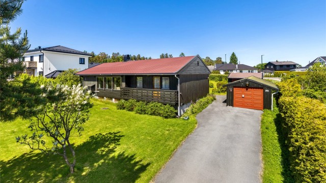 Konvallveien 22 har asfaltert adkomst og gårdsplass