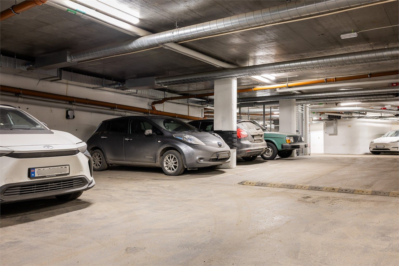 Plasseringen er veldig ideell ettersom den står godt inne i anlegget i oppvarmet garasje, og kort vei til heis/oppgang. Muligheter for elbil lader.