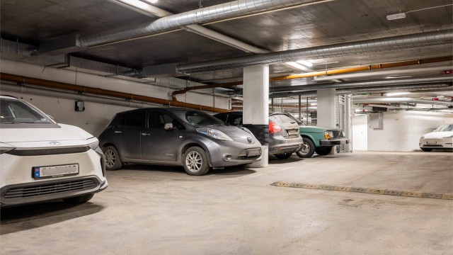 Plasseringen er veldig ideell ettersom den står godt inne i anlegget i oppvarmet garasje, og kort vei til heis/oppgang. Muligheter for elbil lader.