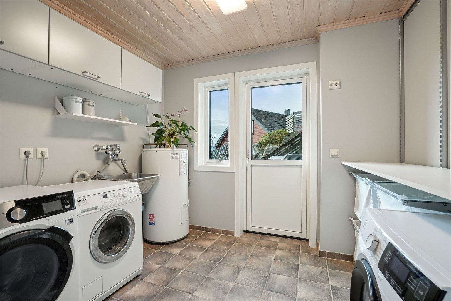 Vaskerom i underetasje med opplegg for vaskemaskin og tørketrommel 