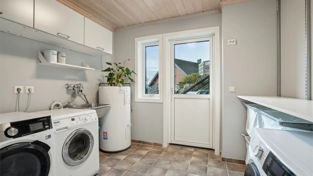 Vaskerom i underetasje med opplegg for vaskemaskin og tørketrommel