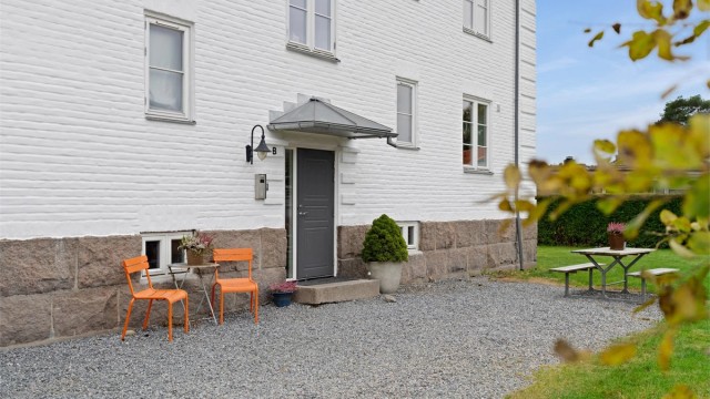 Plasseringen i første etasje innebærer også kort vei ut til sameiets store felles hage.
