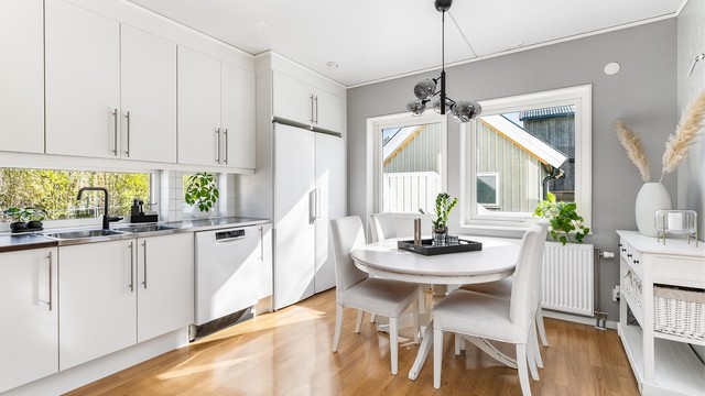 Gjennom kjøkkenets terrassedør kan morgenkaffen tas med rett ut i solen på terrassen.