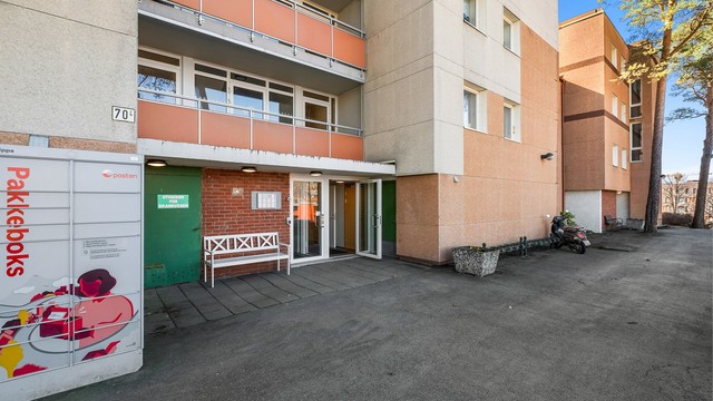 Dagligvarebutikker, servicetilbud og treningssentre finnes i kort gangavstand, med blant annet Rema 1000 Lade Arena og City Lade like i nærheten. Her finner du et bredt utvalg av butikker, serveringssteder og øvrige fasiliteter.