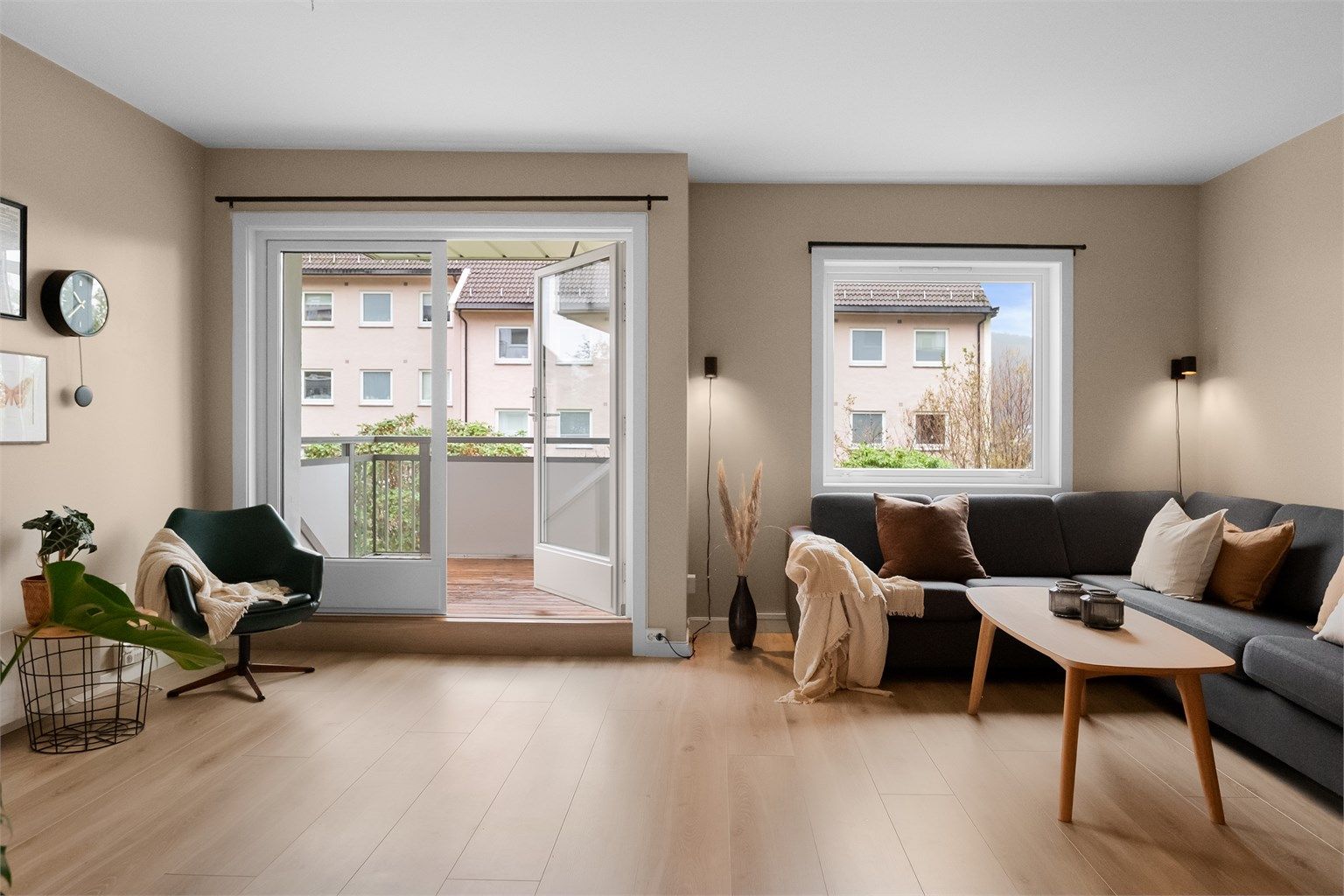 - Stor og lys stue med slette overflater og et flott 1-stavs laminat gjennomgående i leiligheten -