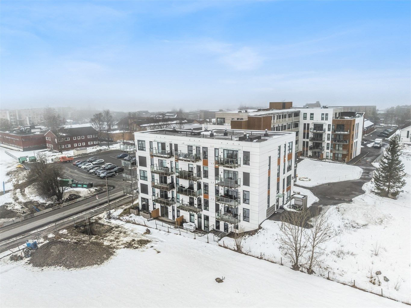 Dette er et trygt og barnevennlig område med kort vei til flere barnehager og skoler.