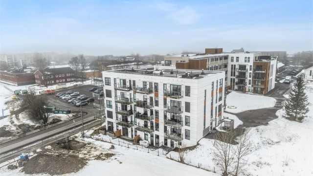 Dette er et trygt og barnevennlig område med kort vei til flere barnehager og skoler.