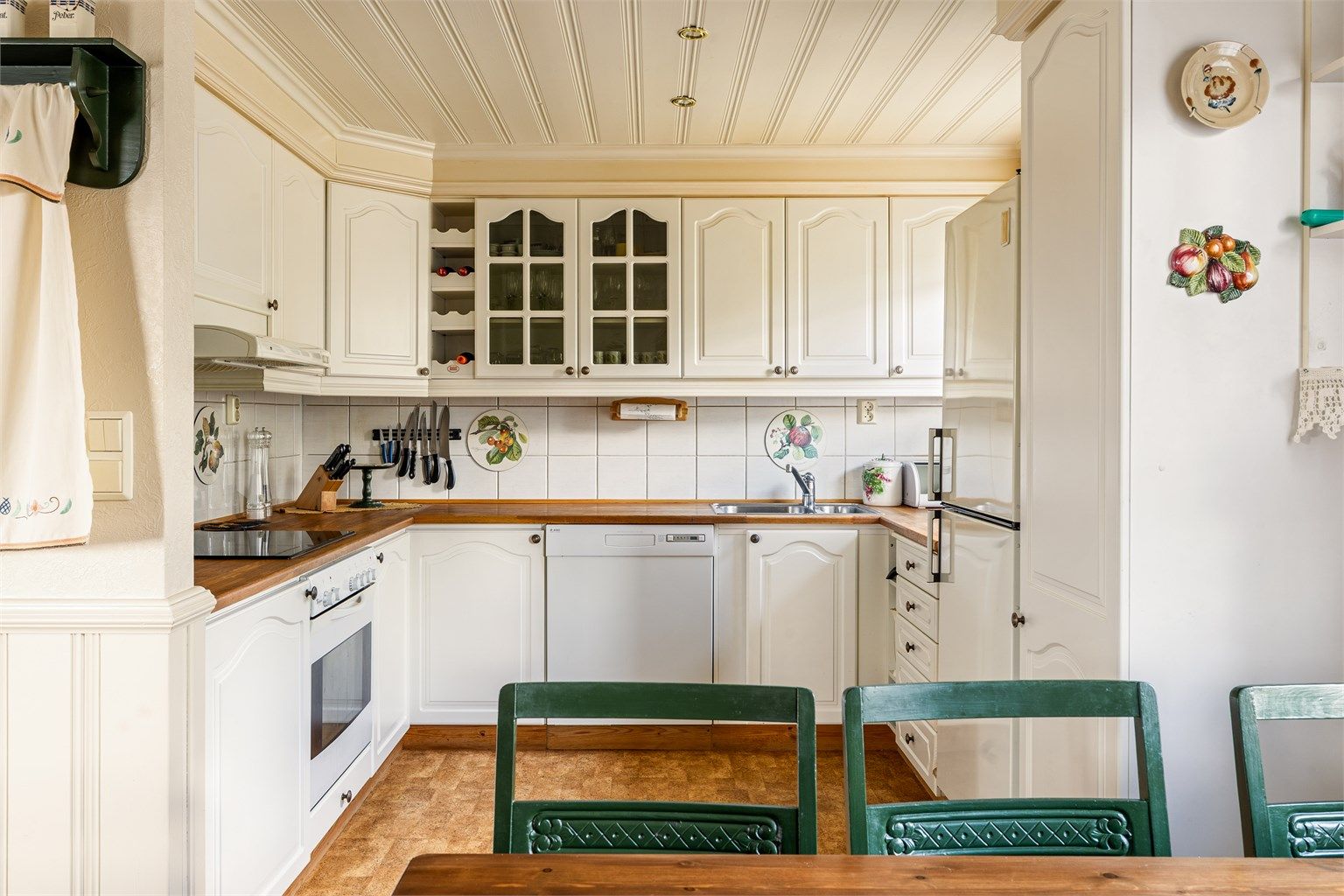 STORT OG LYST. Kjøkkenet har en arbeidsvennlig U-form og rikelig med oppbevaringsplass.