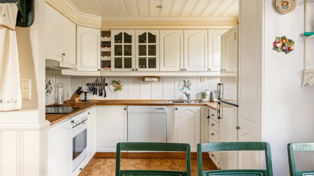 STORT OG LYST. Kjøkkenet har en arbeidsvennlig U-form og rikelig med oppbevaringsplass.