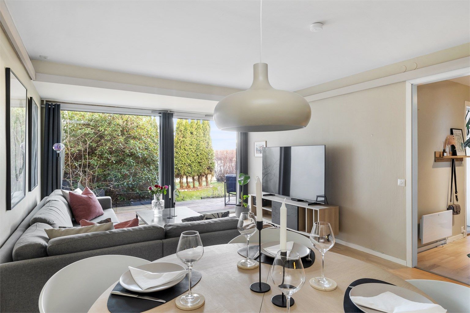 Fra stuen er det direkte utgang til en skjermet og solrik terrasse.